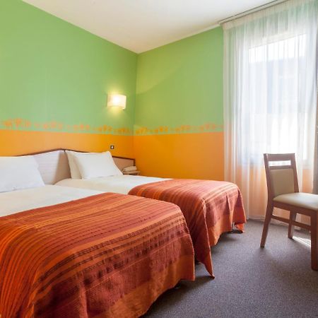 Brit Hotel Le Lion D'Or שינון מראה חיצוני תמונה