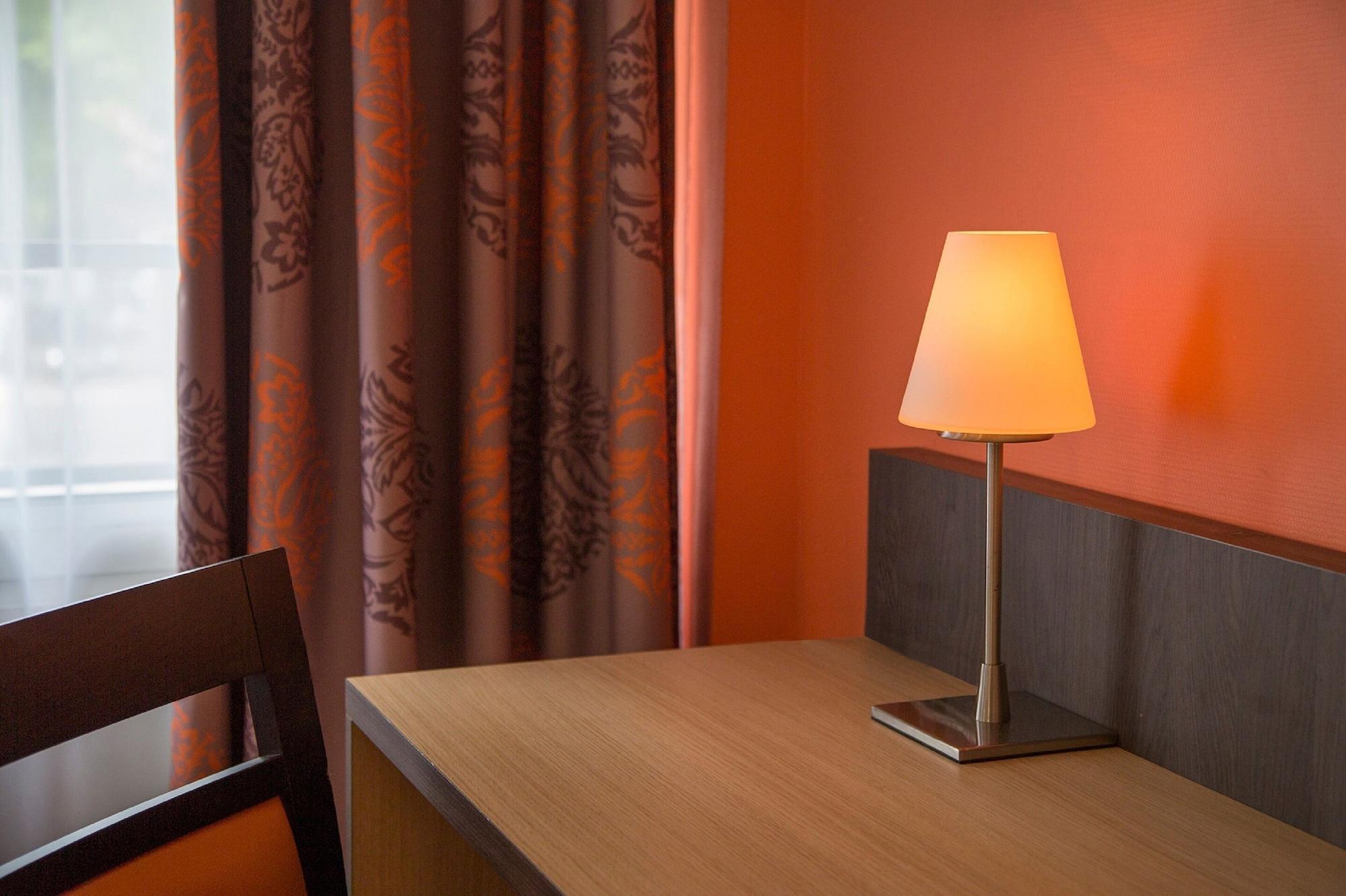 Brit Hotel Le Lion D'Or שינון מראה חיצוני תמונה