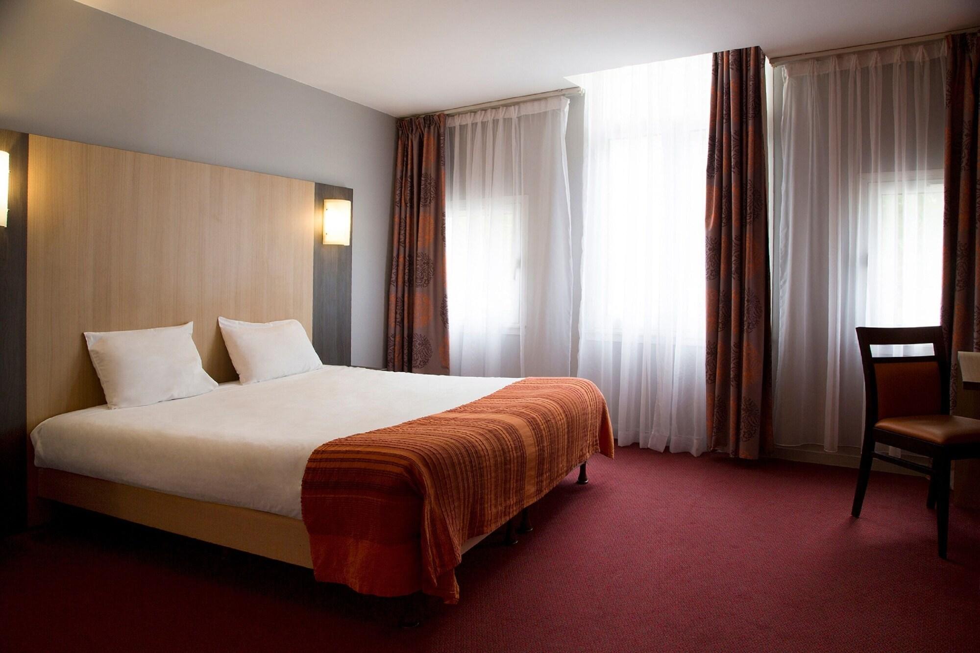 Brit Hotel Le Lion D'Or שינון מראה חיצוני תמונה