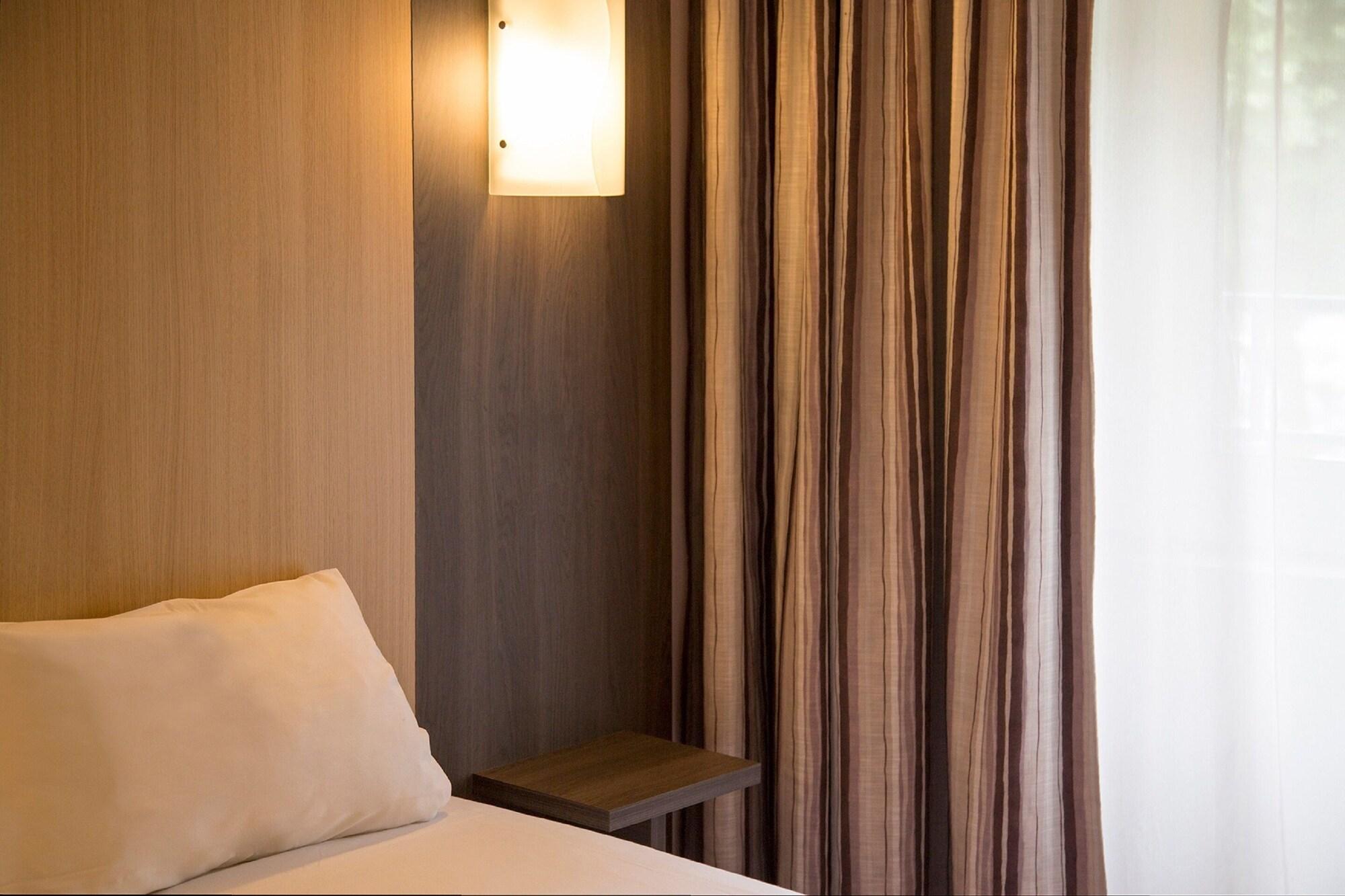 Brit Hotel Le Lion D'Or שינון מראה חיצוני תמונה