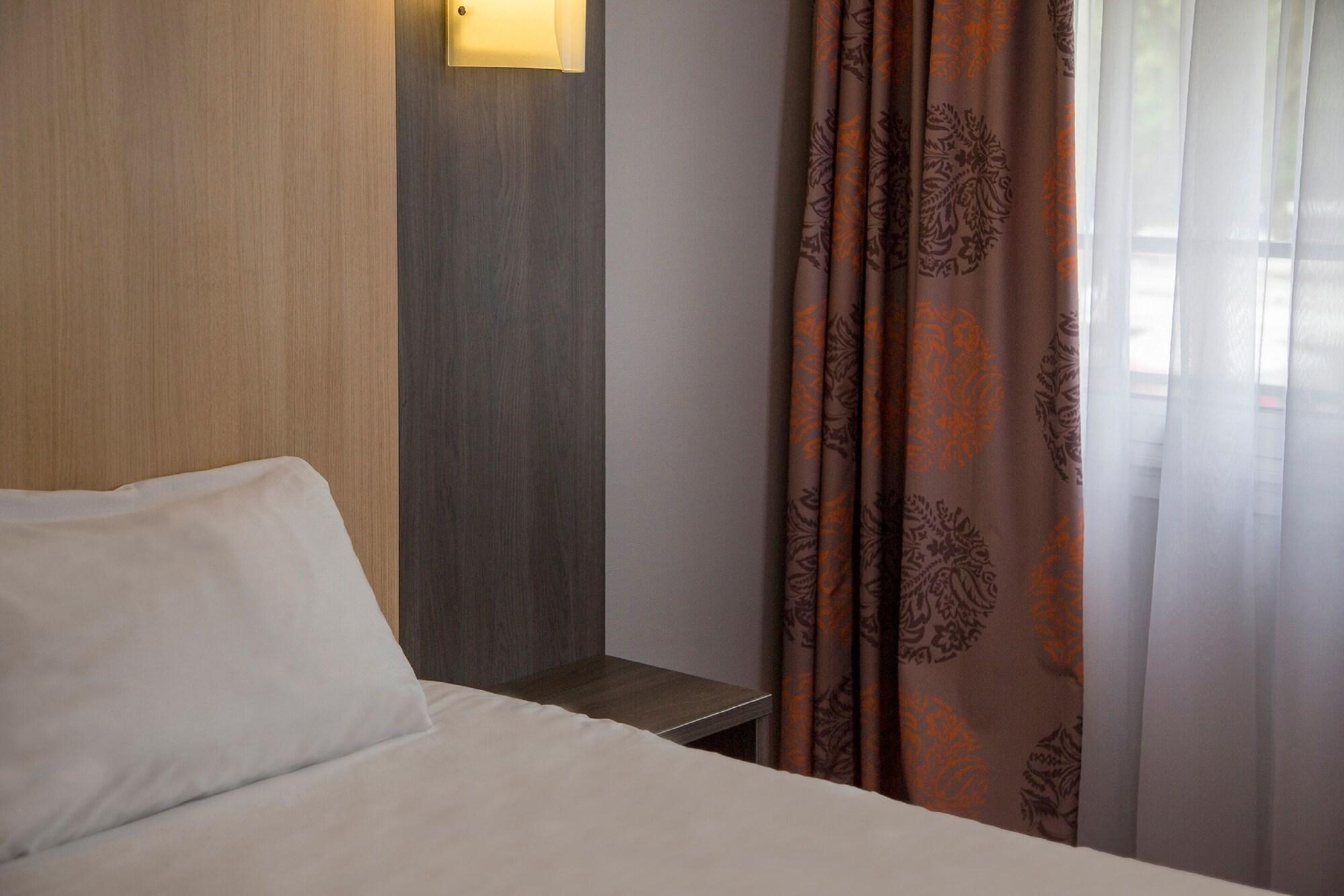 Brit Hotel Le Lion D'Or שינון מראה חיצוני תמונה