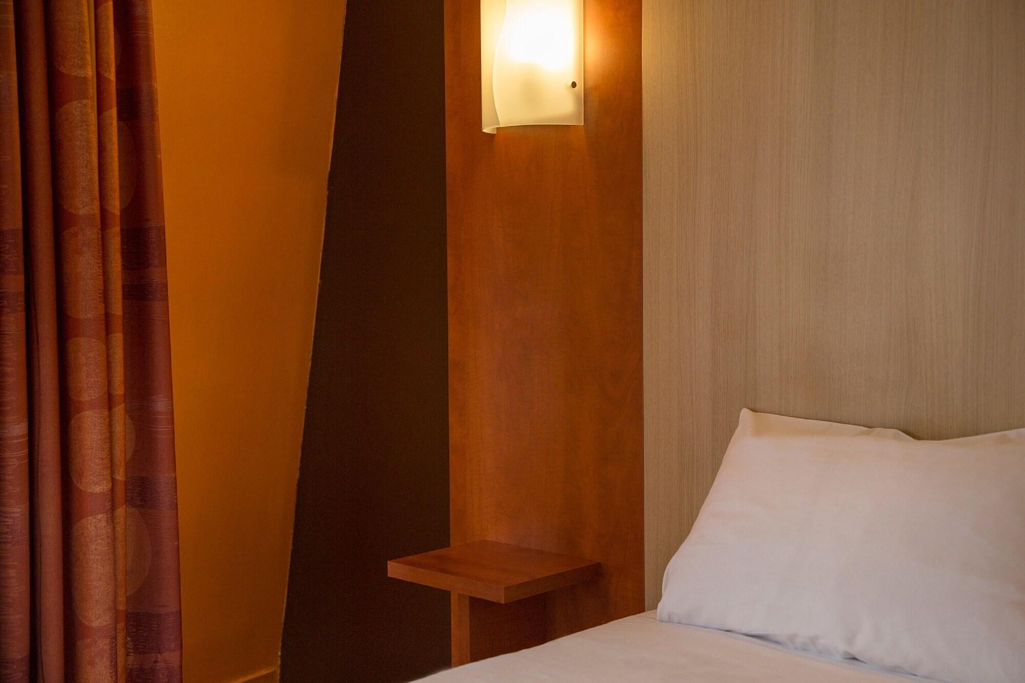 Brit Hotel Le Lion D'Or שינון מראה חיצוני תמונה